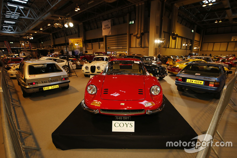 Maar ook mooie klassiekers zoals deze Ferrari Dino 246