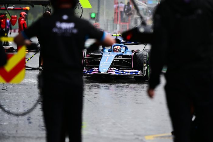 Pierre Gasly, Alpine A523, se detiene durante la FP1