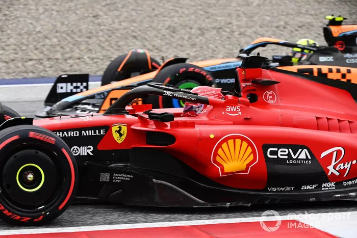 Charles Leclerc, Ferrari SF-23, pasa a Lando Norris, McLaren MCL60