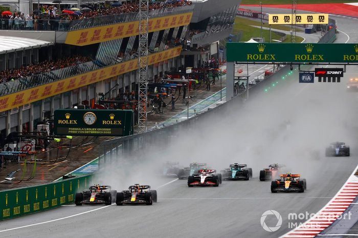 Max Verstappen, Red Bull Racing RB19, Sergio Pérez, Red Bull Racing RB19, Nico Hulkenberg, Haas VF-23, Lando Norris, McLaren MCL60, el resto de la parrilla en la salida del Sprint.