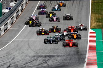 Charles Leclerc, Ferrari SF90, voor Valtteri Bottas, Mercedes AMG W10, Lewis Hamilton, Mercedes AMG F1 W10, Lando Norris, McLaren MCL34, Kimi Raikkonen, Alfa Romeo Racing C38, Sebastian Vettel, Ferrari SF90, Max Verstappen, Red Bull Racing RB15, and the rest of the field at the start