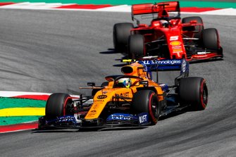 Lando Norris, McLaren MCL34, voor Sebastian Vettel, Ferrari SF90