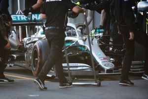 Valtteri Bottas, Mercedes AMG W10, dans la voie des stands