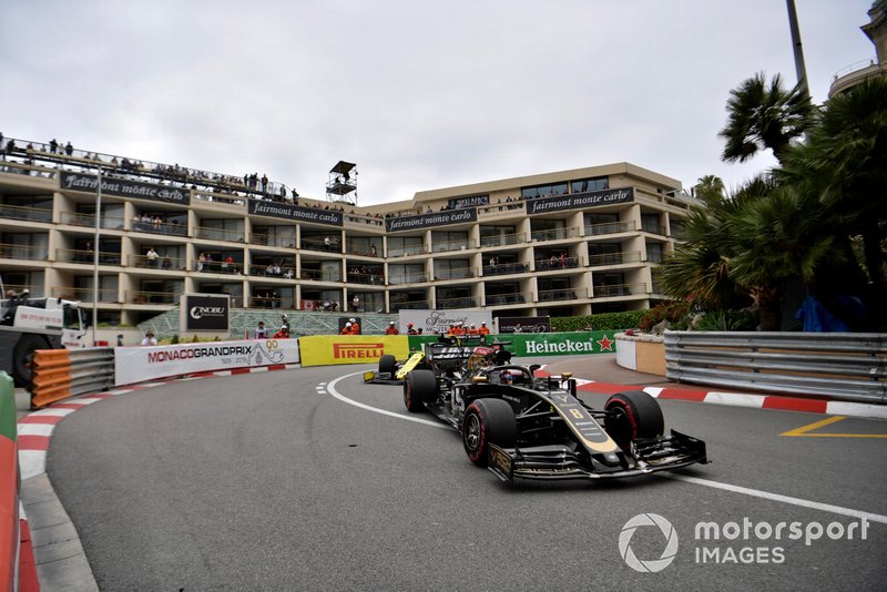 rRomain Grosjean, Haas F1 Team VF-19, leads Daniel Ricciardo, Renault R.S.19