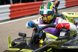Beitske Visser viert feest na winnen van de race