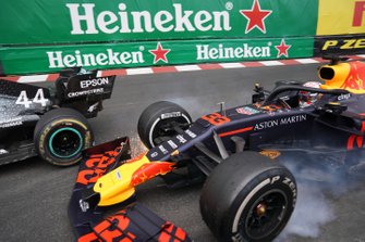 Max Verstappen, Red Bull Racing RB15, raakt leider Lewis Hamilton, Mercedes AMG F1 W10