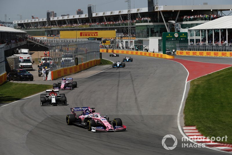 Sergio Perez, Racing Point RP19, devant Antonio Giovinazzi, Alfa Romeo Racing C38, et Lance Stroll, Racing Point RP19