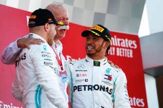 Valtteri Bottas, Mercedes AMG F1, 2e plaats, Dr Dieter Zetsche, CEO, Mercedes Benz, en Lewis Hamilton, Mercedes AMG F1, 1e plaats, op het podium