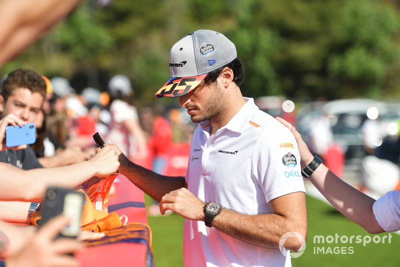 Carlos Sainz Jr., McLaren signs an autograph for a fan