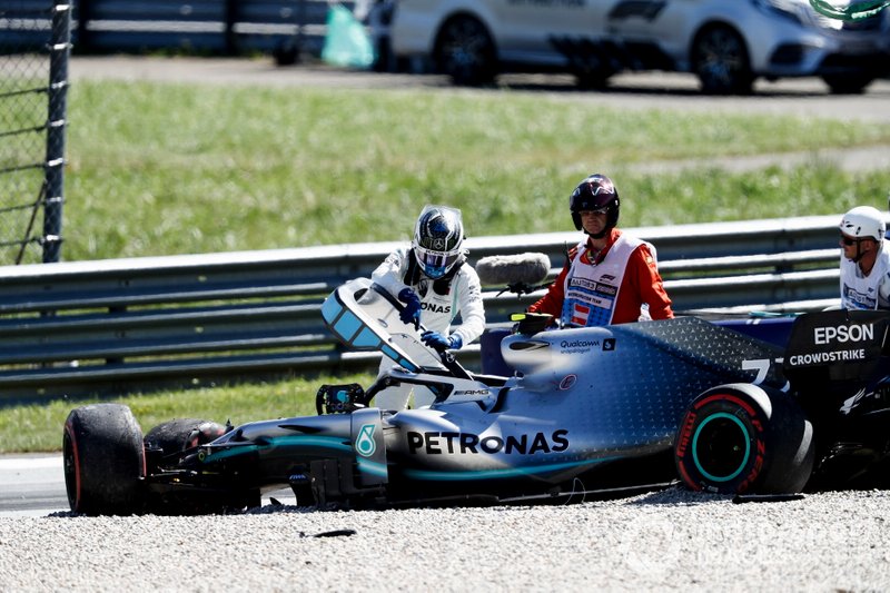 Valtteri Bottas, Mercedes AMG W10 getting out of his car after his crash
