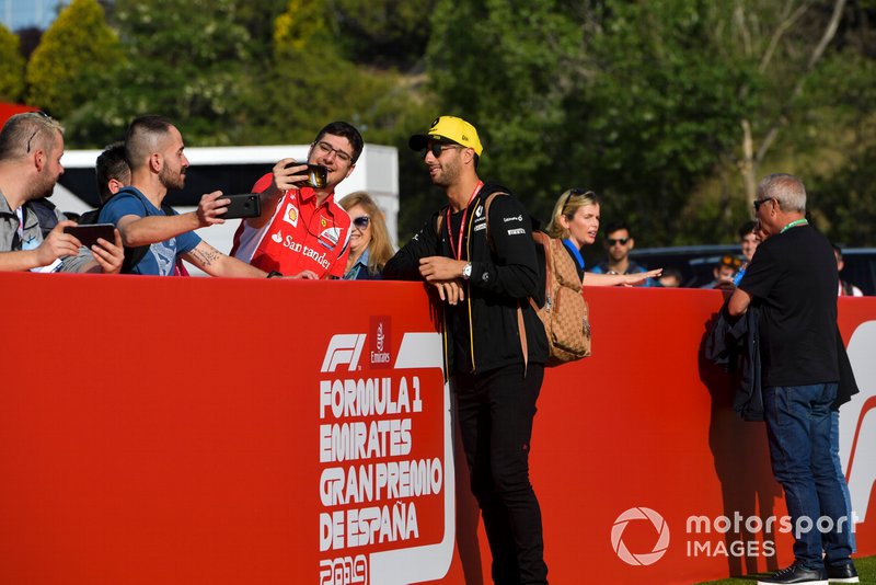 Daniel Ricciardo, Renault poses for a selfie with a fan