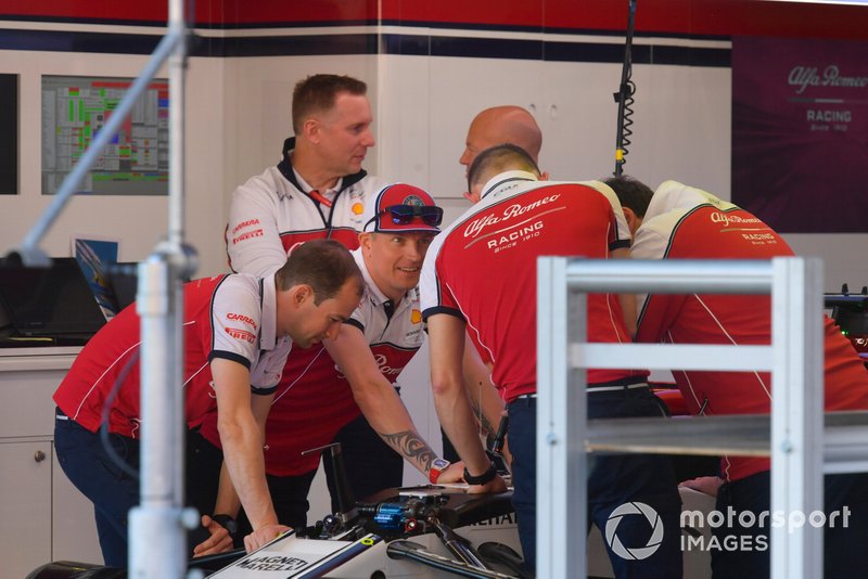 Kimi Raikkonen, Alfa Romeo Racing talks to engineers