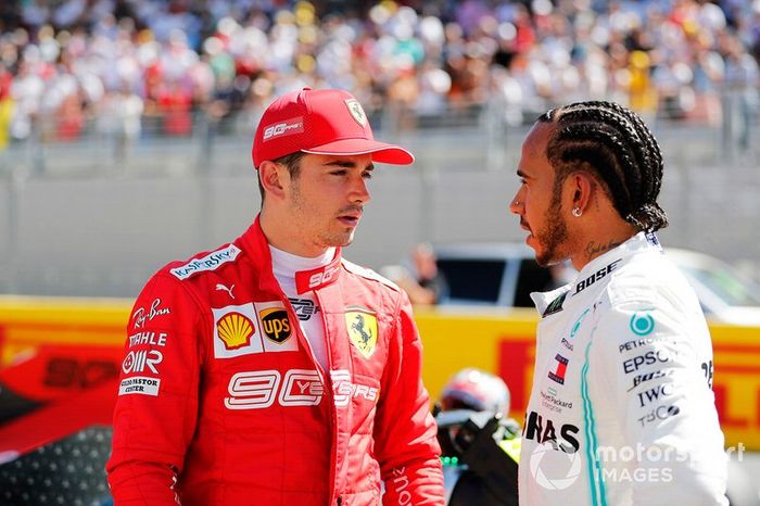 Charles Leclerc, Ferrari, y Lewis Hamilton, Mercedes AMG F1