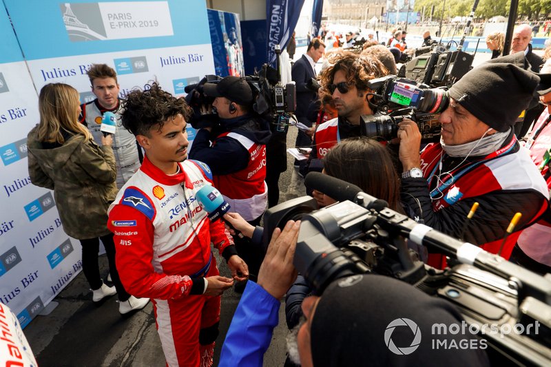 Il poleman Pascal Wehrlein, Mahindra Racing, viene intervistato dopo la qualifica, mentre Oliver Rowland, Nissan e.Dams, viene intervistato dal presentatore TV Nicki Shields