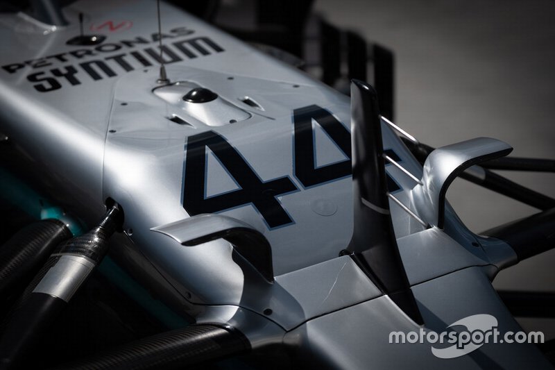 Mercedes AMG F1 W10 dettaglio parte frontale