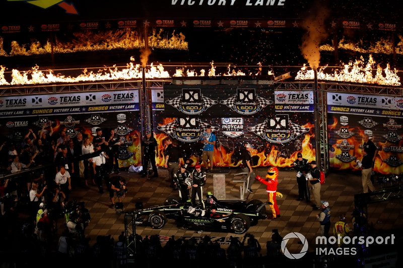 Ganador Josef Newgarden, Team Penske Chevrolet celebra en victory lane con el equipo