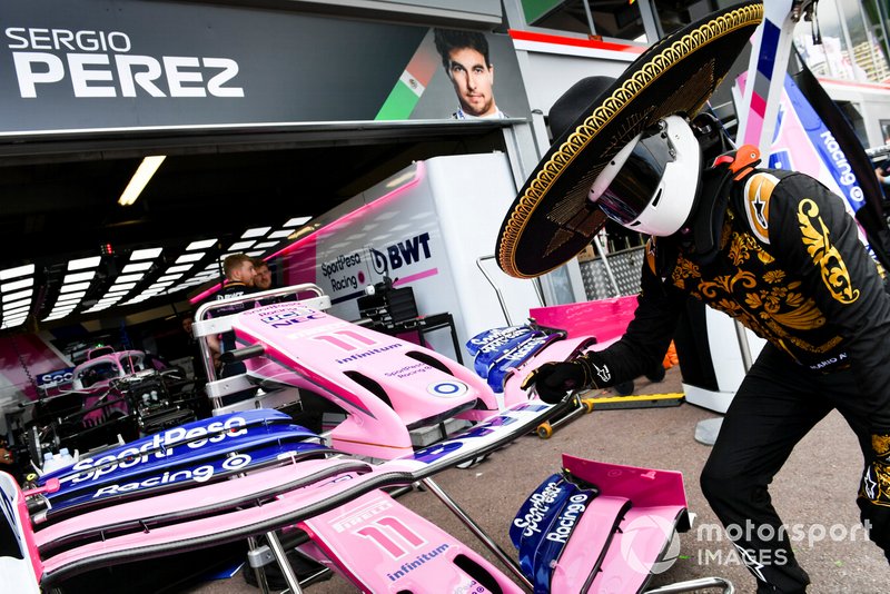 Mario Achi, promotor del GP de México fuera del garaje de Sergio Pérez, Racing Point