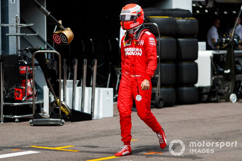Sebastian Vettel, Ferrari camina de vuelta a boxes