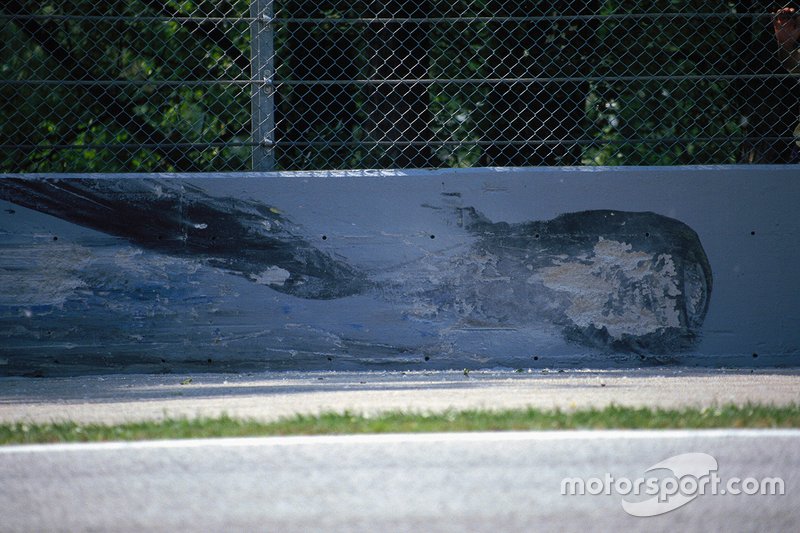 Les marques sur le mur du virage de Tamburello, après l'accident d'Ayrton Senna