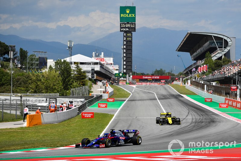 Daniil Kvyat, Toro Rosso STR14, leads Daniel Ricciardo, Renault R.S.19