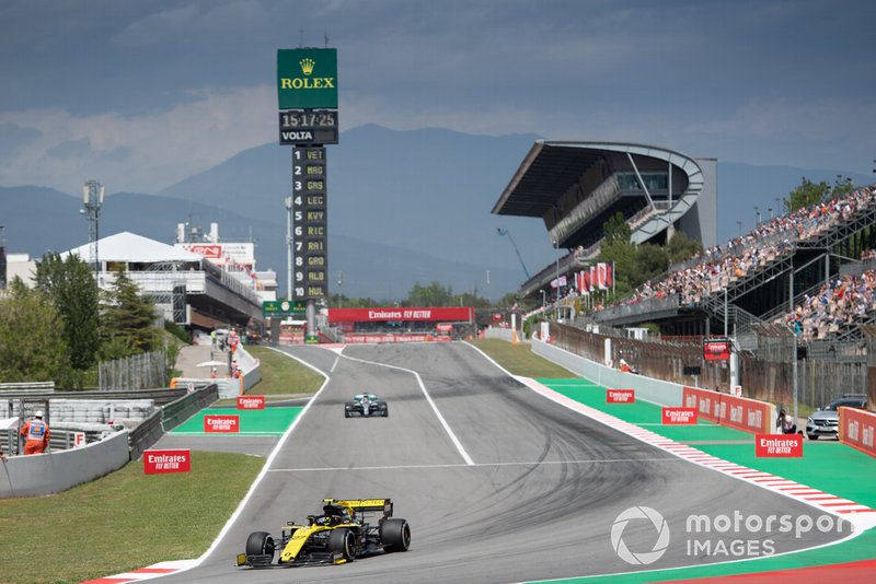 Nico Hulkenberg, Renault R.S. 19, leads Lewis Hamilton, Mercedes AMG F1 W10