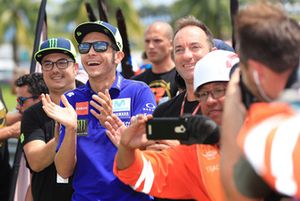 Valentino Rossi félicite son frère Luca Marini, Sky Racing Team VR46, et le Champion du monde Francesco Bagnaia, Sky Racing Team VR46