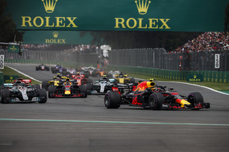 Max Verstappen, Red Bull Racing RB14 leads Lewis Hamilton, Mercedes AMG F1 W09 EQ Power+ and Daniel Ricciardo, Red Bull Racing RB14 at the start of the race