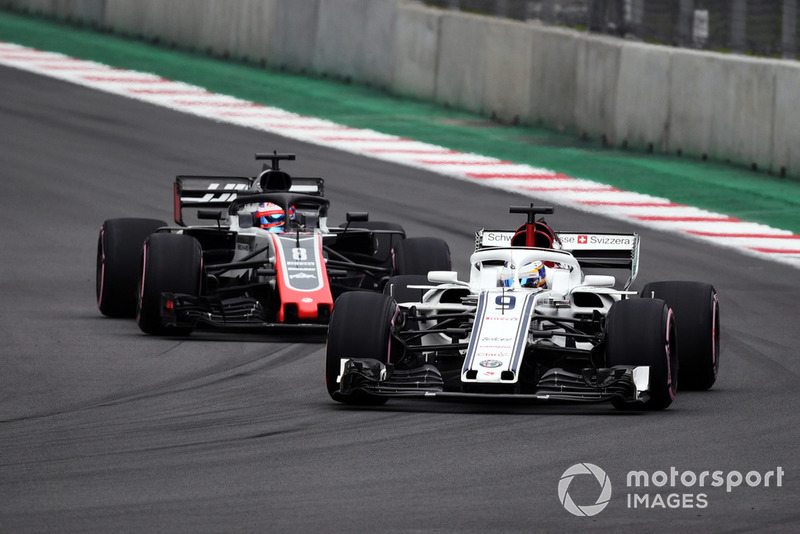 Marcus Ericsson, Sauber C37, Romain Grosjean, Haas F1 Team VF-18
