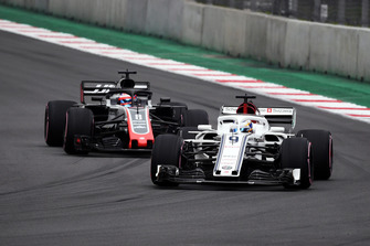 Marcus Ericsson, Sauber C37 and Romain Grosjean, Haas F1 Team VF-18