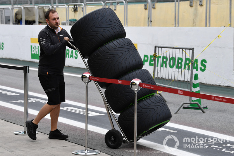 Meccanico McLaren e pneumatici Pirelli