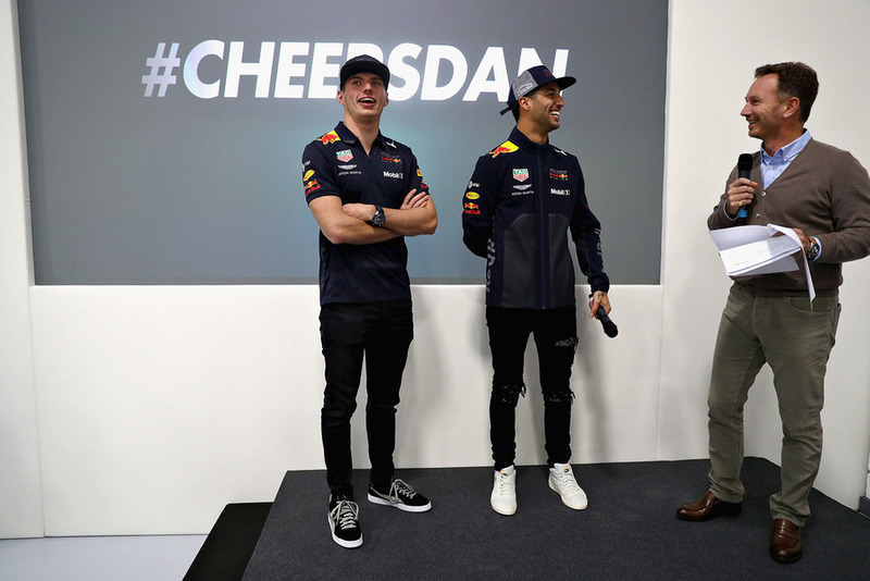 Max Verstappen, Red Bull Racing, Daniel Ricciardo, Red Bull Racing, e Christian Horner, Team Principal, Red Bull Racing, parlano al team Red Bull Racing