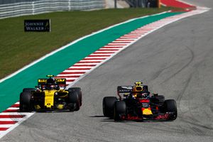 Max Verstappen, Red Bull Racing RB14, devant Carlos Sainz Jr., Renault Sport F1 Team R.S. 18