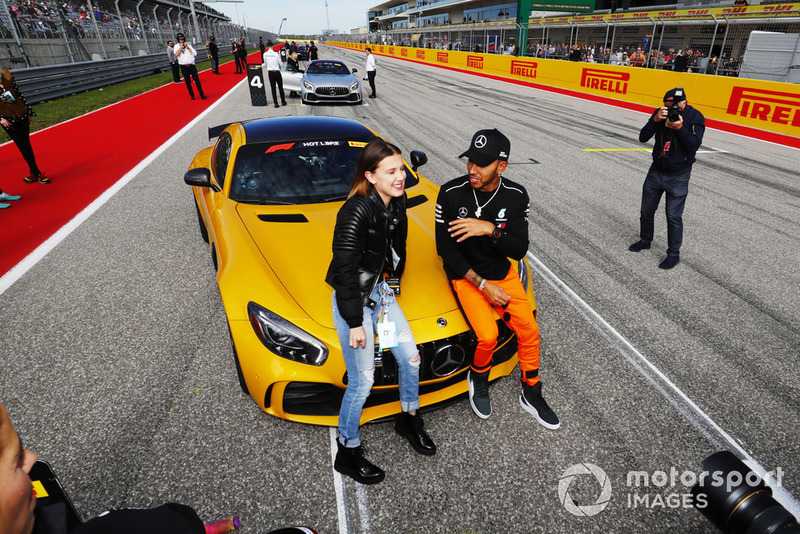 La actriz y modelo Millie Bobby Brown consigue un viaje de HotLaps con Lewis Hamilton, Mercedes AMG F1