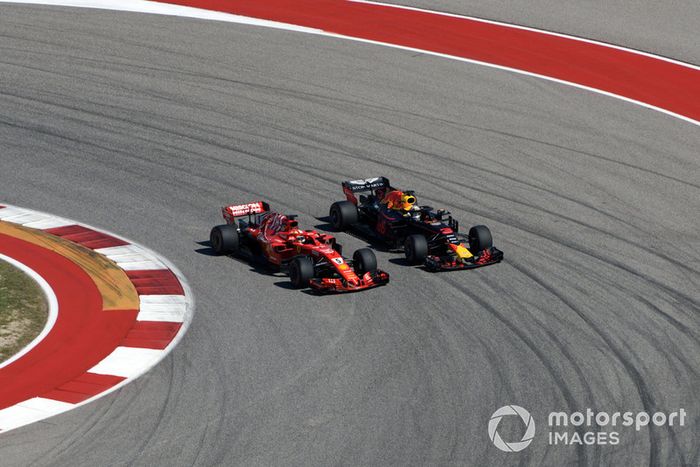 Sebastian Vettel, Ferrari SF71H y Daniel Ricciardo, Red Bull Racing RB14 colisionan en la primera vuelta