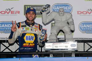 Race winner Chase Elliott, Hendrick Motorsports, Chevrolet Camaro NAPA Auto Parts celebrates