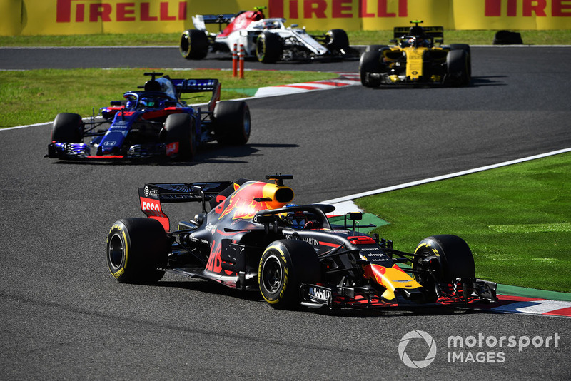 Daniel Ricciardo, Red Bull Racing RB14 devant Brendon Hartley, Scuderia Toro Rosso STR13 et Carlos Sainz Jr., Renault Sport F1 Team R.S. 18 