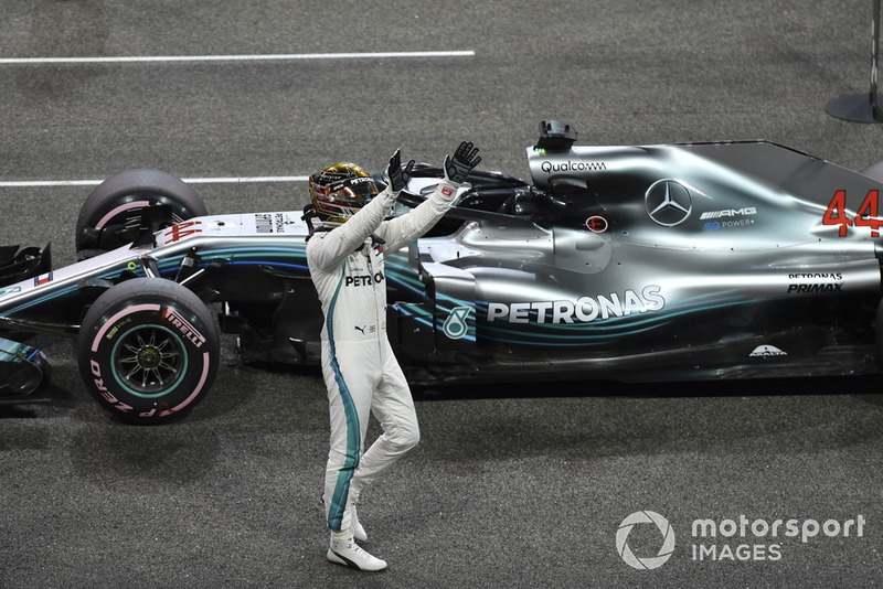 Ganador de la pole Lewis Hamilton, Mercedes-AMG F1 W09 celebra en Parc Ferme