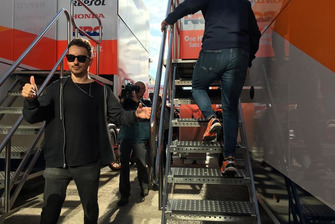 Jorge Lorenzo si appresta a salire sul camion Repsol Honda