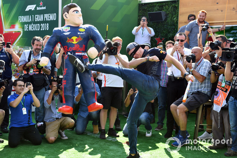 Max Verstappen, Red Bull Racing le pega a su piñata
