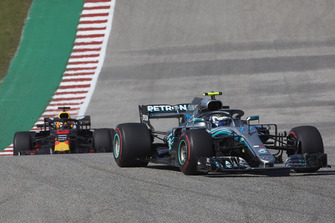 Valtteri Bottas, Mercedes AMG F1 W09 EQ Power+, leads Daniel Ricciardo, Red Bull Racing RB14