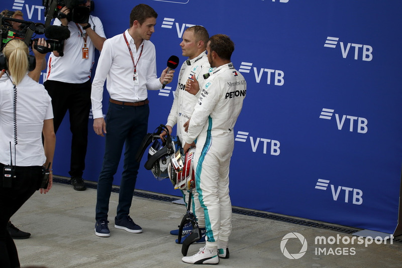 Paul di Resta, Sky TV conversa con Lewis Hamilton, Mercedes AMG F1 y Valtteri Bottas, Mercedes AMG F1 en parc ferme