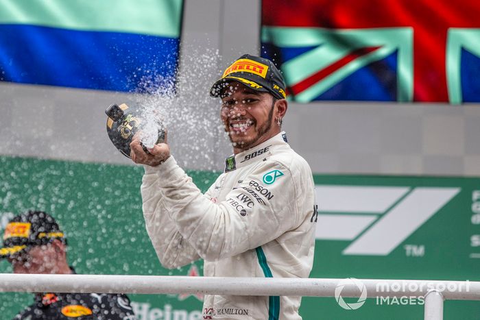 Podio: ganador de la carrera Lewis Hamilton, Mercedes AMG F1 celebra