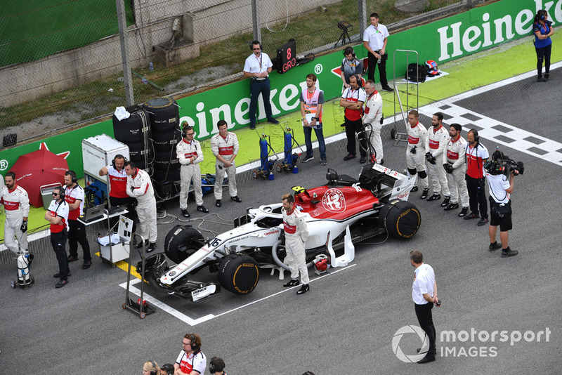 Alfa Romeo Sauber durante l'inno nazionale, in griglia di partenza