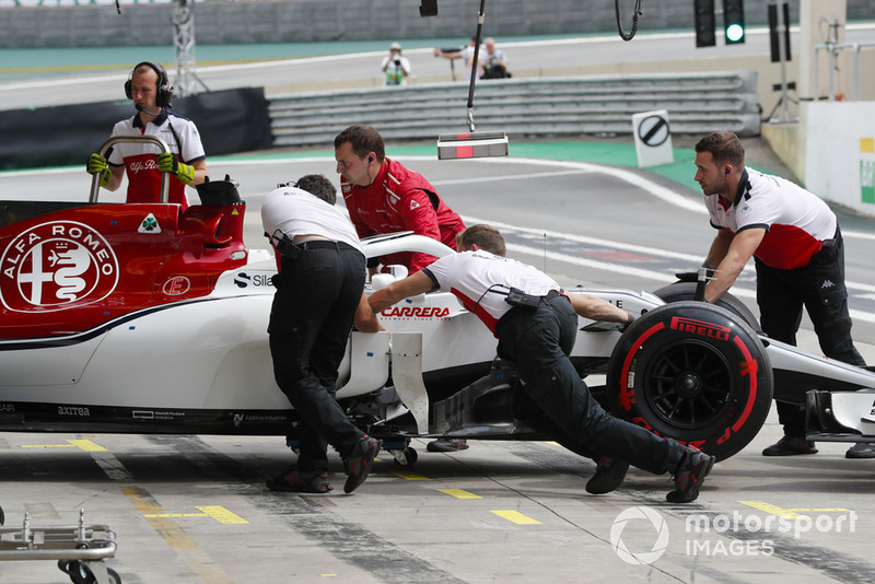 Marcus Ericsson, Sauber C37, is returned to the garage