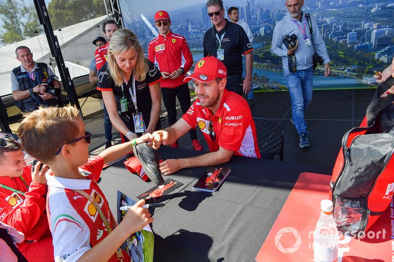 Sebastian Vettel, Ferrari, firma autografi ai tifosi