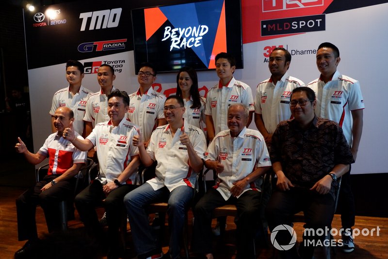 Para pembalap Toyota Team Indonesia bersama President Director TRD Indonesia Toshio Obara, Executive General Manager PT Toyota-Astra Motor, Franciscus Soerjopranoto, dan Direktur Toyota Team Indonesia, Memet Djumhana