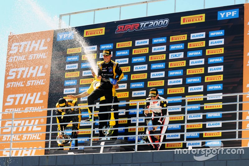 Podio: ganador de la carrera Leonel Pernía, Renault Sport, segundo lugar Facundo Ardusso, Renault Sport, tercer lugar Julián Santero,Toyota Gazoo Racing YPF
