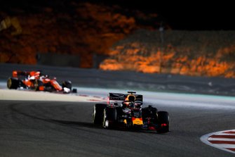 Max Verstappen, Red Bull Racing RB15, devant Sebastian Vettel, Ferrari SF90