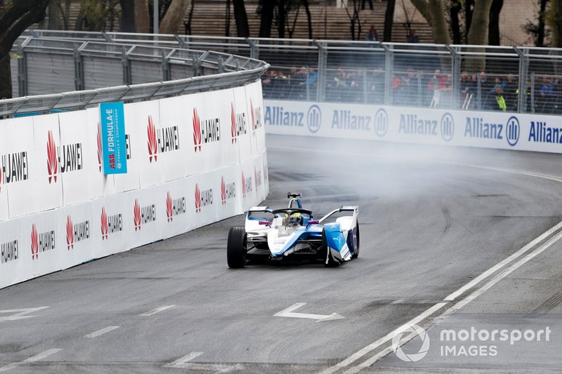 Alexander Sims, BMW I Andretti Motorsports, BMW iFE.18 sin alerón delantero después de una colisión