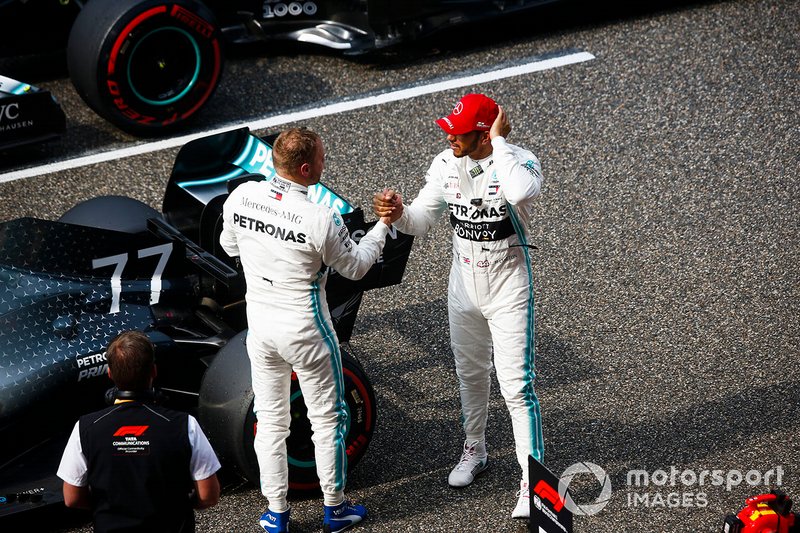 Lewis Hamilton, Mercedes AMG F1, fa i complimenti al compagno di squadra Valtteri Bottas, Mercedes AMG F1, per la pole position